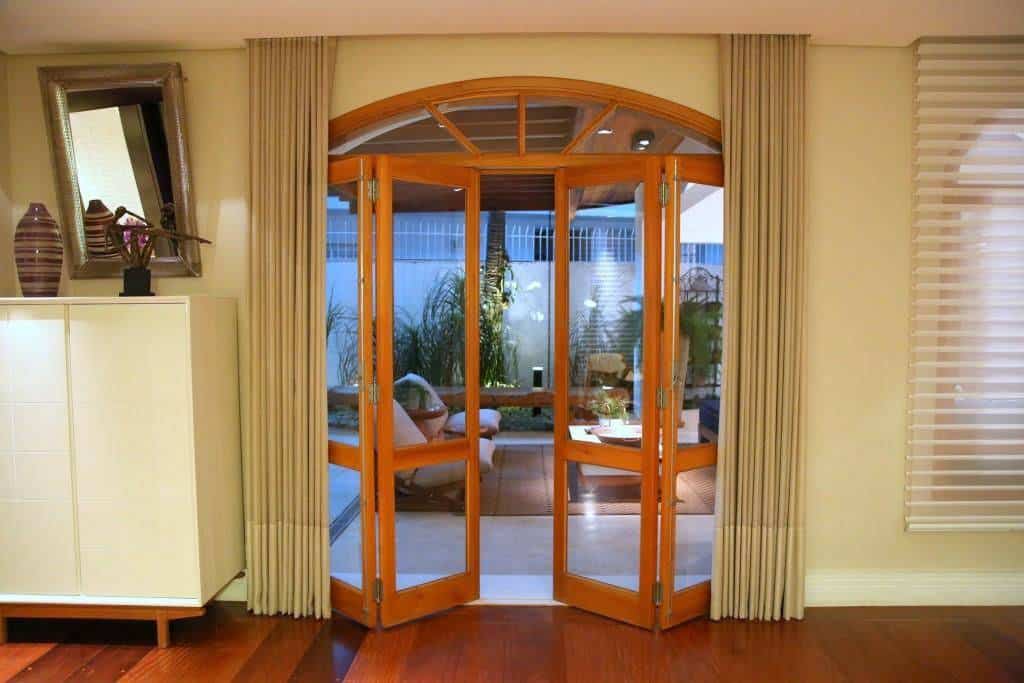 porta de madeira com vidro para quarto