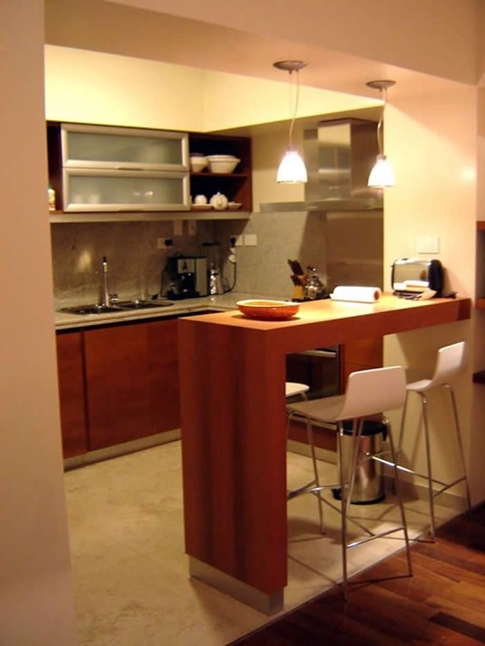 balcão de cozinha americana pequena integrando cozinha e sala de jantar
