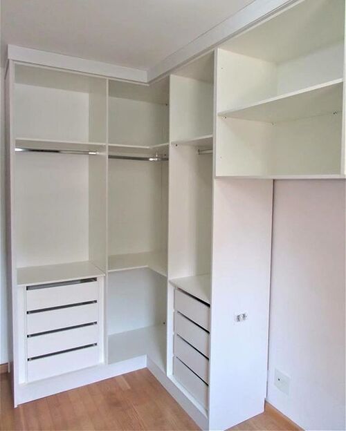 closet modulado em branco para quarto de casal pequeno