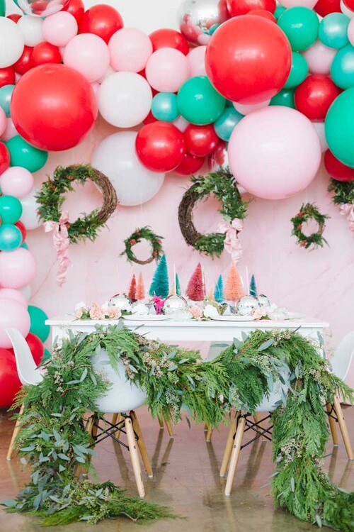 Balões vermelhos brancos e verdes em conjunto com uma linda mesa natalina