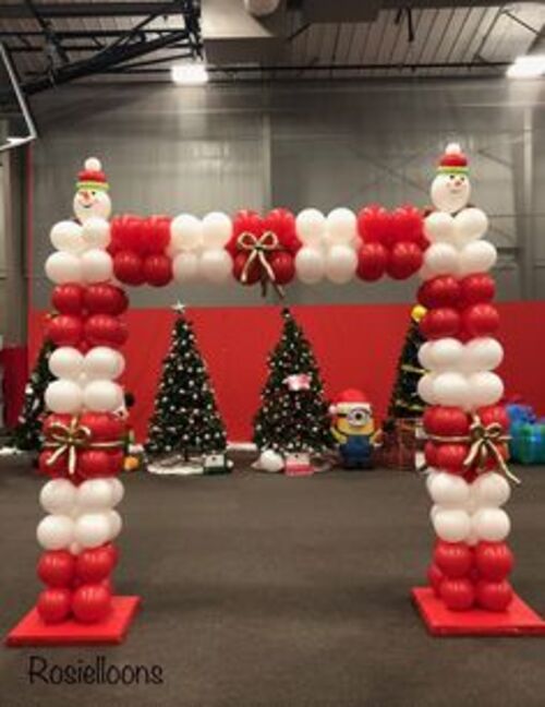 Decoração com balões vermelhos e brancos para representar o natal
