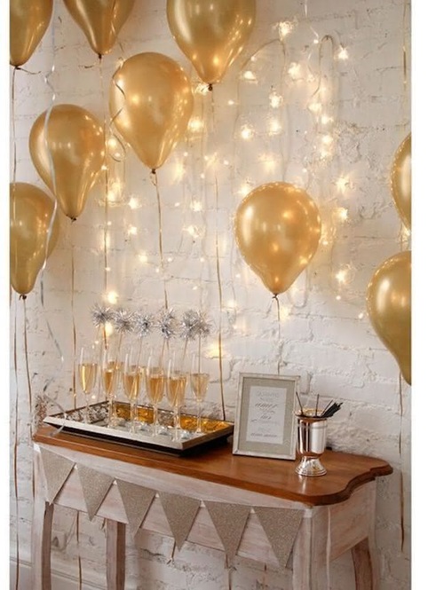 Decoração de natal com balões dourados e luzes