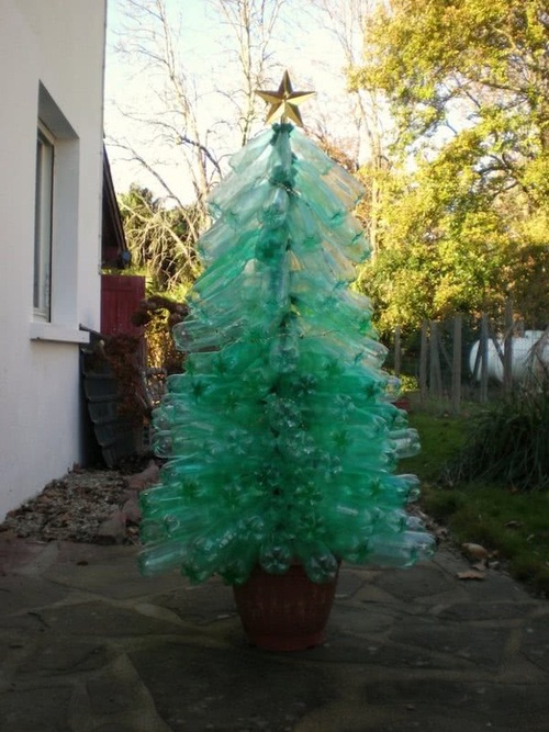 árvore de natal feita com garrafas reciclagens para quintal