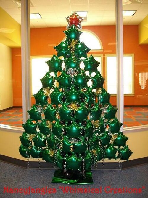 arvore natalina feita com bnalões verdes em formato de estrela