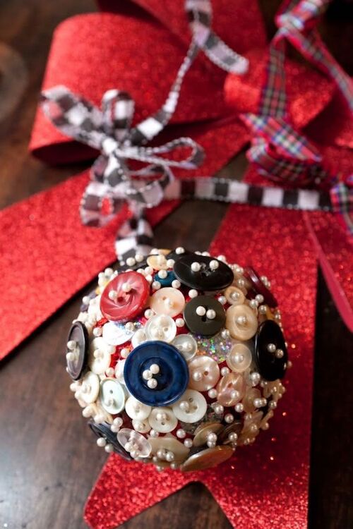 bolinha de natal artesanal com botoões e brilinhos