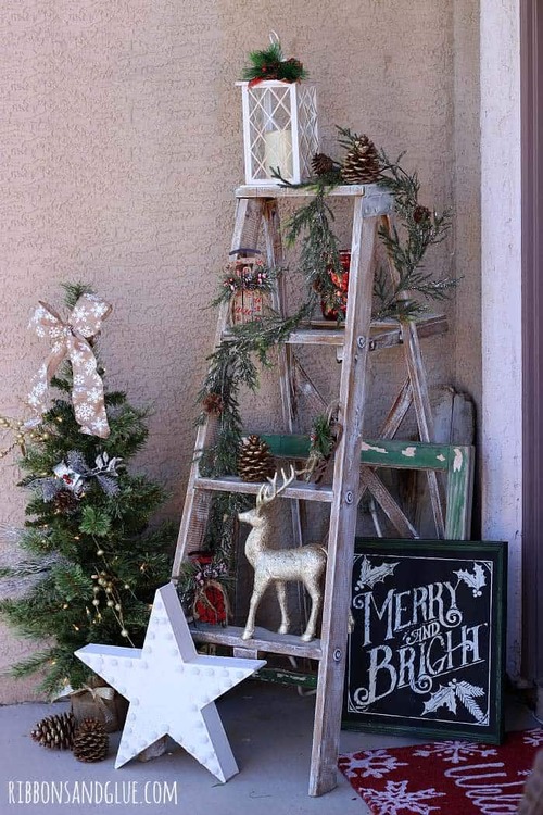 cantinho de quintal decorado com árvores e enfeites de natal