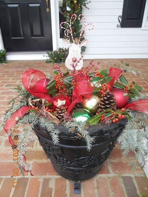 cesta decorada para o natal com pinhas e elementoss vermelhos