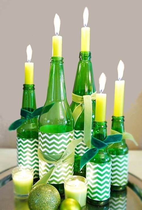 decoração artesanal para mesa com garrafas e velas