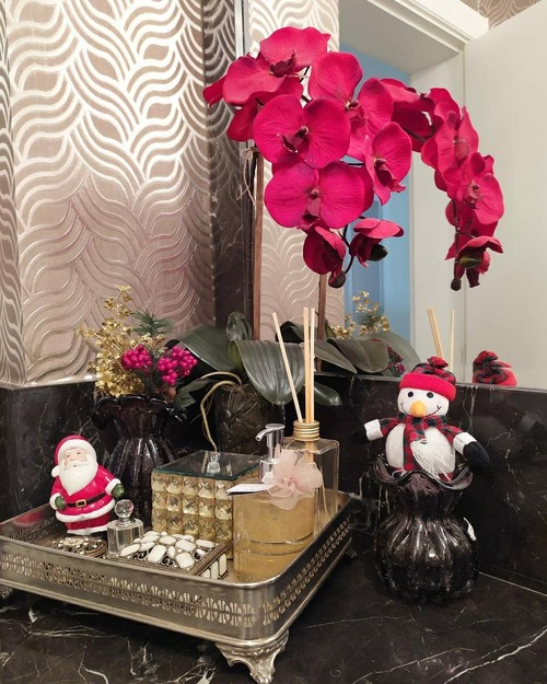 decoração com petalas de rosas e bonequinhos para a sala no natal
