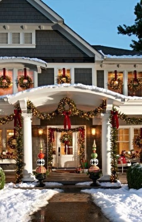 entrada da casa e quintal compeltamente decorados para o natal