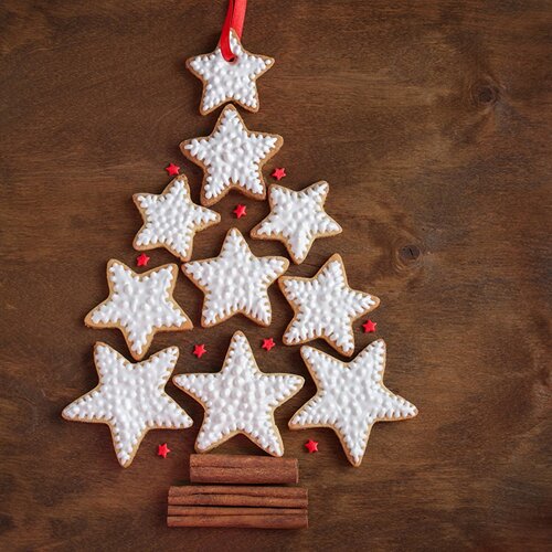estrelas compondo uma árvore natalina feitas com bordas de tnt