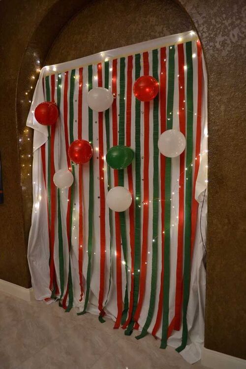 fitas natalinas com balões nas cores tradicionais