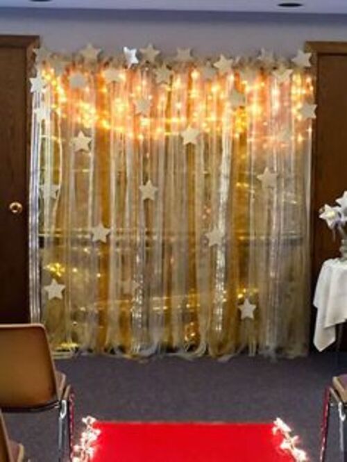 luzes e estrelas formando decoração natalina na cortina