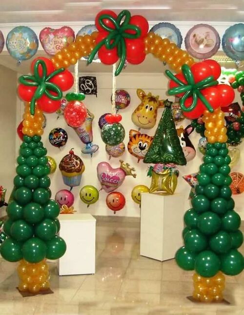 muitos balões compondo uma decoração natalina