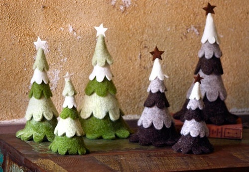 seis árvores de feltro para decoração minimalista de natal