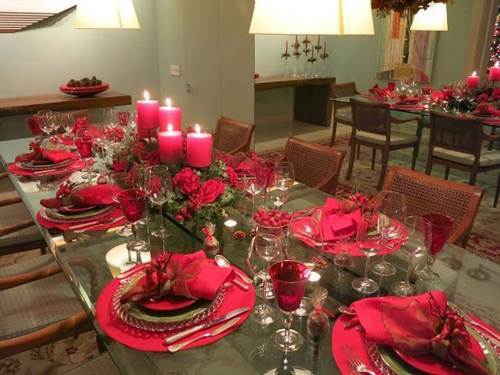 vermelho sendo usado na mesa na sala de estar para compor decoração natalina