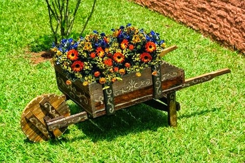 Carrinho decorativo para jardim feito com caixa de madeira artesanalmente