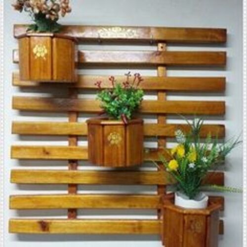 Grade com vazos de madeira artesanal na parede
