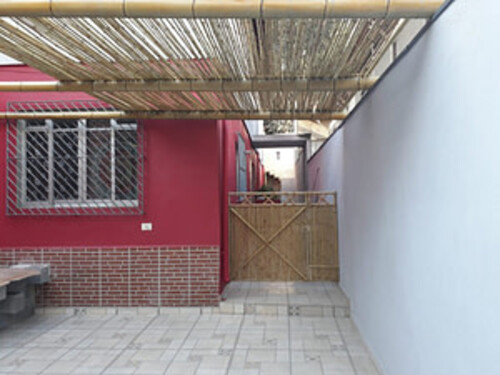 Pergolado de bambu na estrutura e na cobertuira no corredor