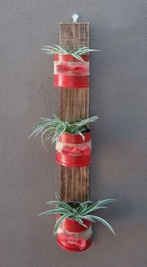Porta vasos vertical feito de madeira reciclada na parede