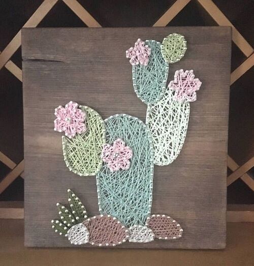 cactus desenhado na madeira de foma artesanal para coocar na parede