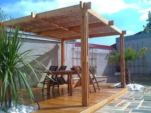 patio com cobertura composta por bambu