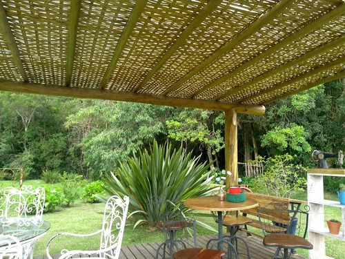 pergolado com bambu na estrutura e na cobertura